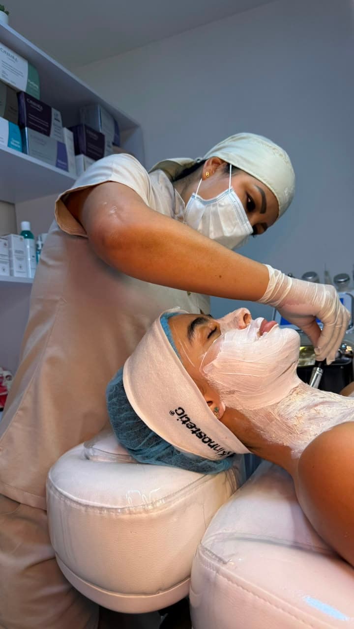 Aplicación de mascarilla facial en cabina