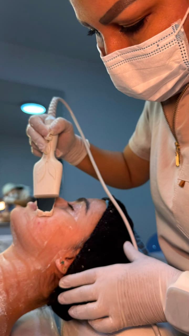 Tratamiento facial con aparatología