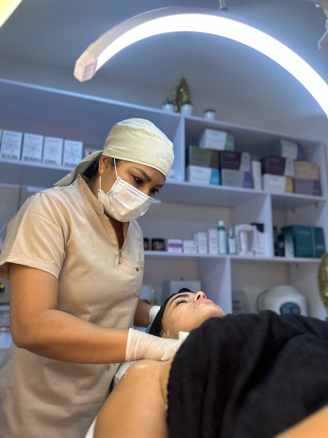 Sesión facial en la cabina de Maryori Borja