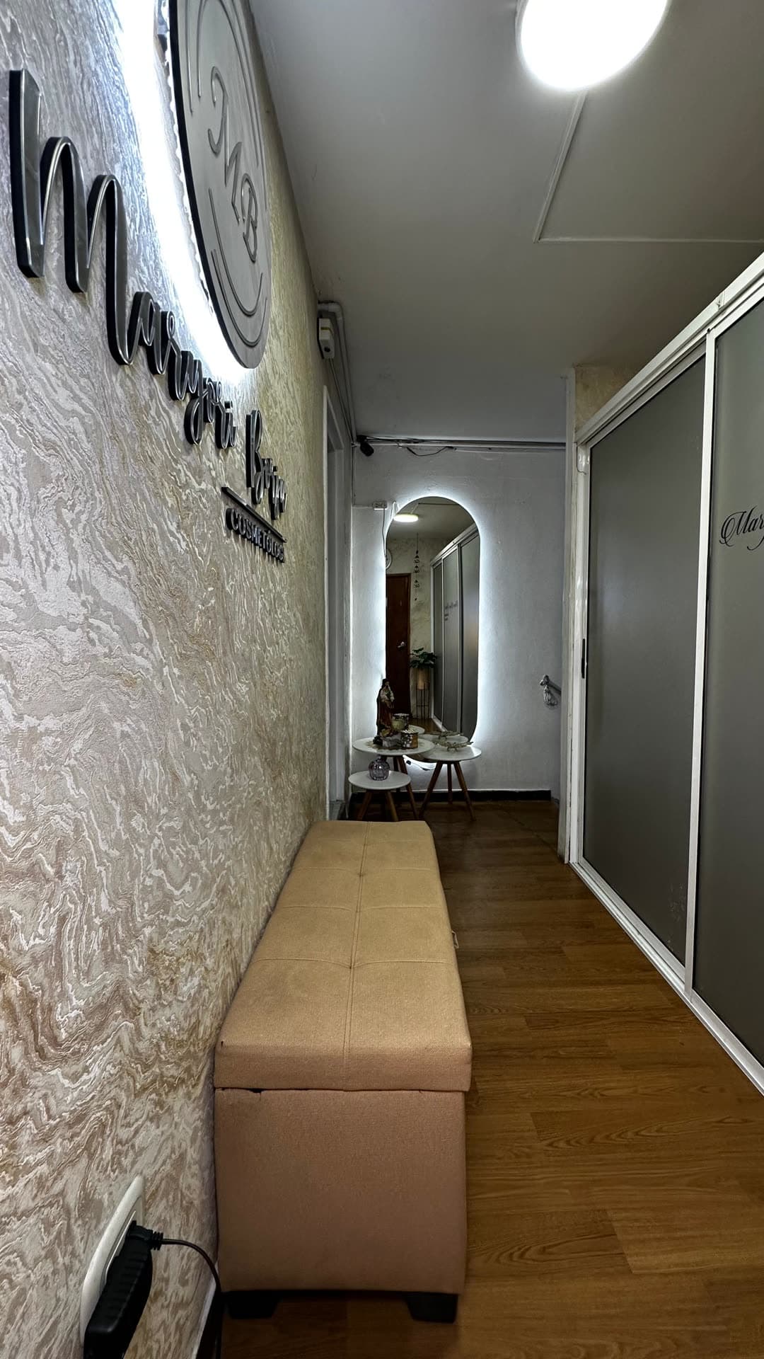 Pasillo de la sede con el rótulo iluminado
